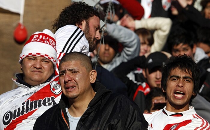 Torcida chora pelo rebaixamento do River Plate, que empatou por 1 a 1 com o Belgrano
