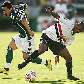 Lenny, do Palmeiras, disputa a bola com Renato Silva, do Palmeiras, durante o clássico pelo Paulista