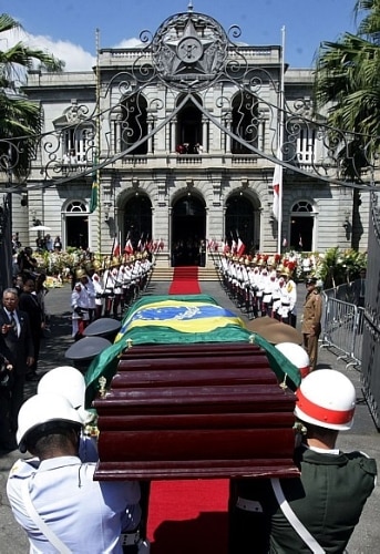 Caixão com o corpo do ex-vice José Alencar chega ao Palácio da Liberdade