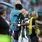 O técnico Antônio Carlos dá um abraço no atacante Robert, autor dos dois gols do Palmeiras
