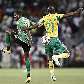 Rodolph Austin, da Jamaica (esq.) e Anele Ngonga, da África do Sul, em disputa no 0 a 0 em amistoso