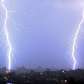 Dois relâmpagos atingem sobre o Vale de Katmandú, no Nepal, durante uma tempestade Dois relâmpagos atingem sobre o Vale de Katmandú, no Nepal, durante uma tempestade