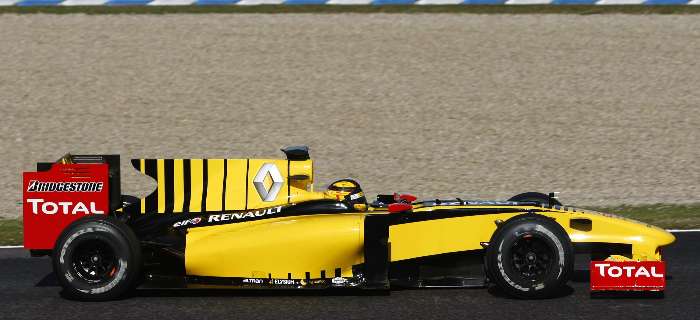 O polonês Robert Kubica acelera seu Renault em treino coletivo da F-1 em Jerez de la Frontera