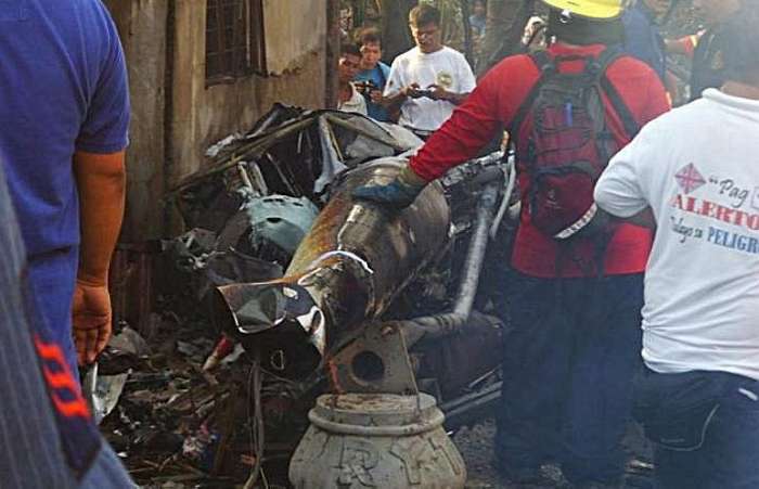 Restos do helicóptero que caiu nas Filipinas e que deixou 6 vítimas
