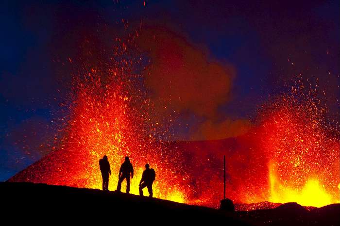 Pessoas observam a erupção de vulcão ao sul da Islândia chamado Eyjafjallajockull