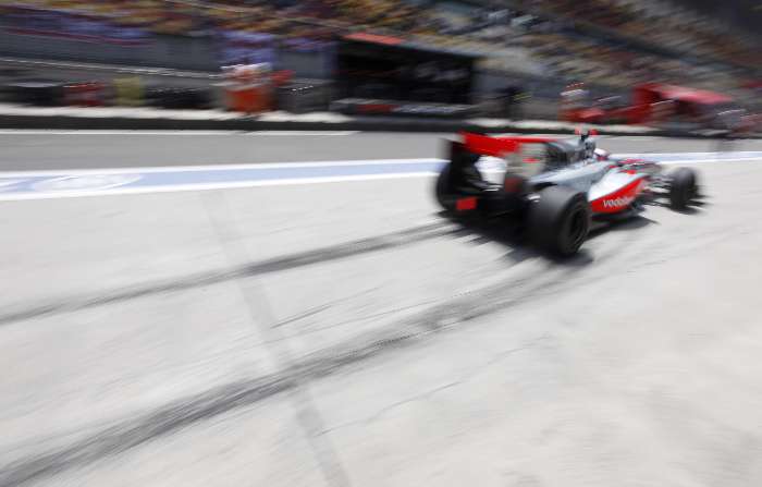 Jenson Button deixa os boxes da McLaren para treino livre do GP da China de Fórmula 1, em Xangai
