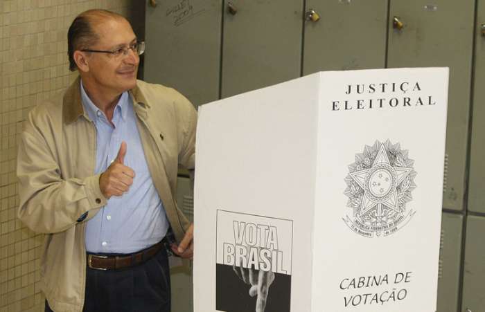 O candidato ao governo do Estado de São Paulo Geraldo Alckmin (PSDB) vota no Colégio Santo Américo