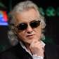 Jimmy Page posa para fotógrafos no Japão
