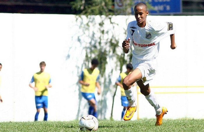Neymar desfila seus penteados nos gramados
