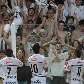 Robinho, Paulo Henrique Ganso e Neymar comemoram a classificação às finais com a torcida do Santos