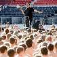 Spencer Tunick orienta os voluntários no estádio Ernst Happel, em Viena Spencer Tunick orienta os voluntários no estádio Ernst Happel, em Viena