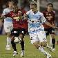 Vera, do Caracas, e Maxi Lopez, do Grêmio, brigam pela bola em confronto Vera, do Caracas, e Maxi Lopez, do Grêmio, brigam pela bola em confronto