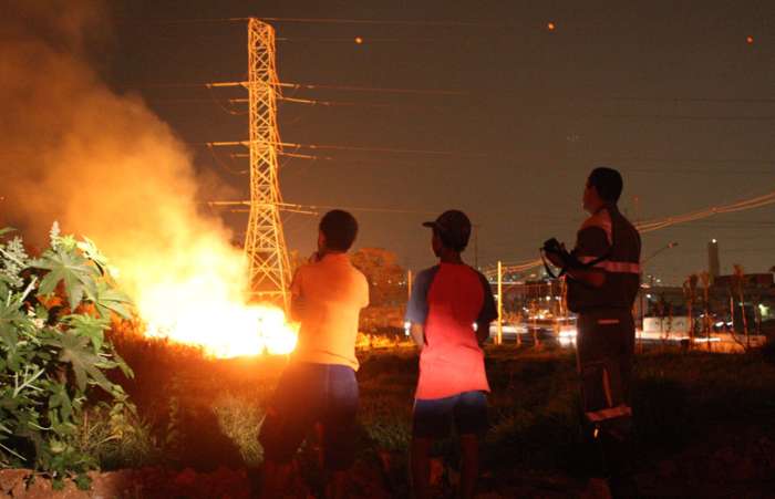 Às 23 horas, o incêndio foi extinto na Marginal Tietê, em São Paulo