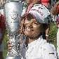 Ai Miyazato, do Japão, comemora com o troféu a conquista do Masters de Evian
