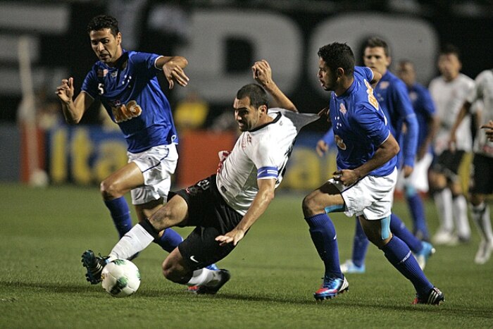 Paulinho marca no final e Corinthians bate Cruzeiro