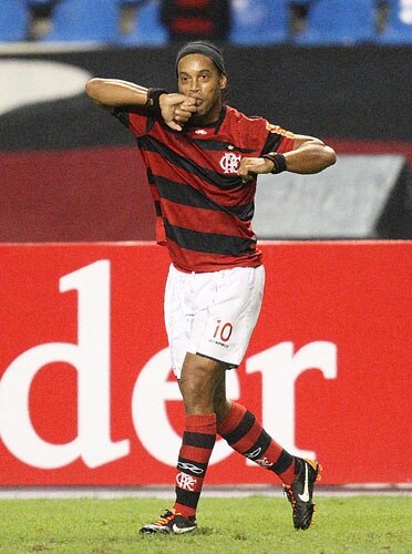 E, direto do Fla, Ronaldinho Gaúcho, que ganhou mais uma chance do Mano