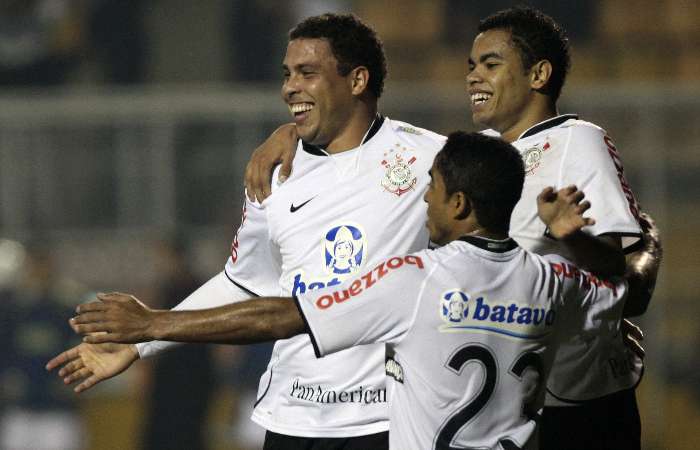 Ronaldo, Dentinho e Jorge Henrique comemoram gol do Corinthians