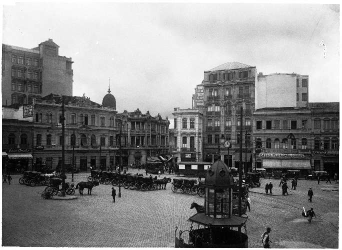 Largo da Sé, em direção à rua 15 de Novembro