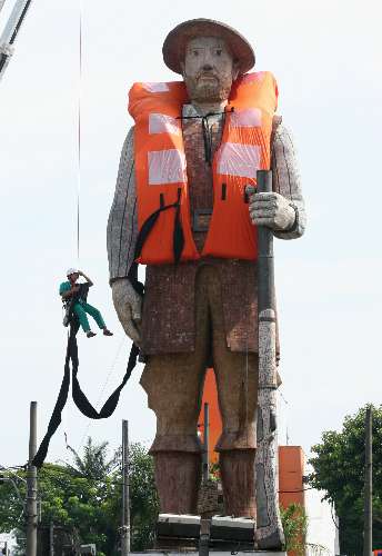 Agora, o artista resolveu botar coletes salva-vidas em algumas obras de São Paulo, como o Borba Gato