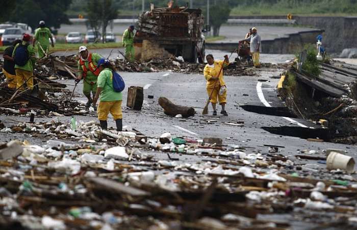 Garis limpam as ruas de Guadalupe depois do furação Alex passar pela cidade, no México