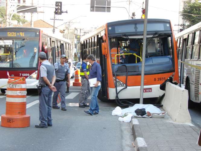Acidente de ônibus hoje (24), por volta das 16hs, na avenida Santo Amaro. 24/08/2010