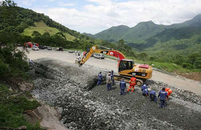 Obras no km 89 da Rodovia Mogi-Bertioga em São Paulo que continua interditada