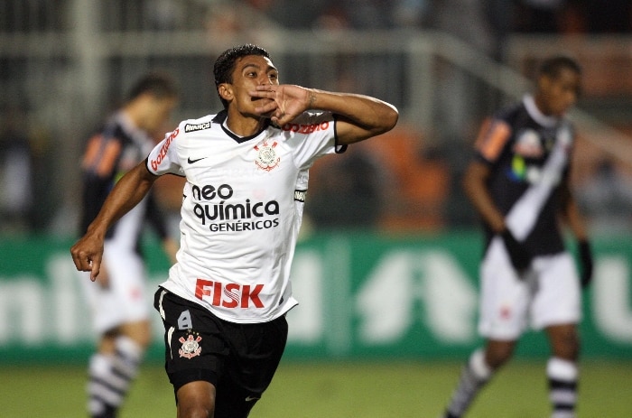 Paulinho comemora o primeiro gol na vitória do Corinthians sobre o Vasco