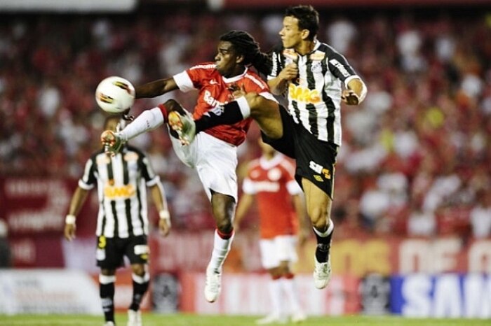 Pela Copa Libertadores, Santos arranca empate do Inter em Porto Alegre.
