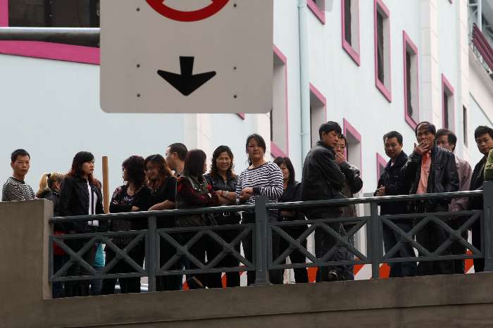 Chineses observam operação da PF no centro de São Paulo contra o trabalho escravo
