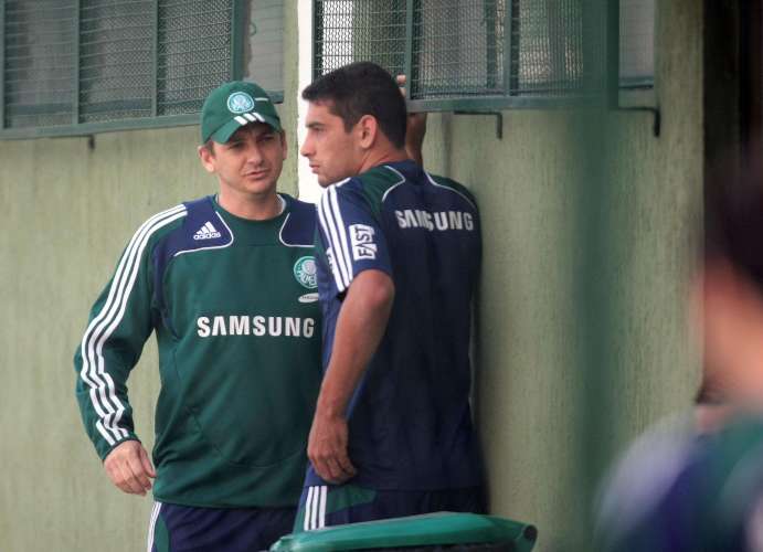 O ex-jogador e atual superintendente de Futebol do Palmeiras, Galeano, conversa com Diego Souza