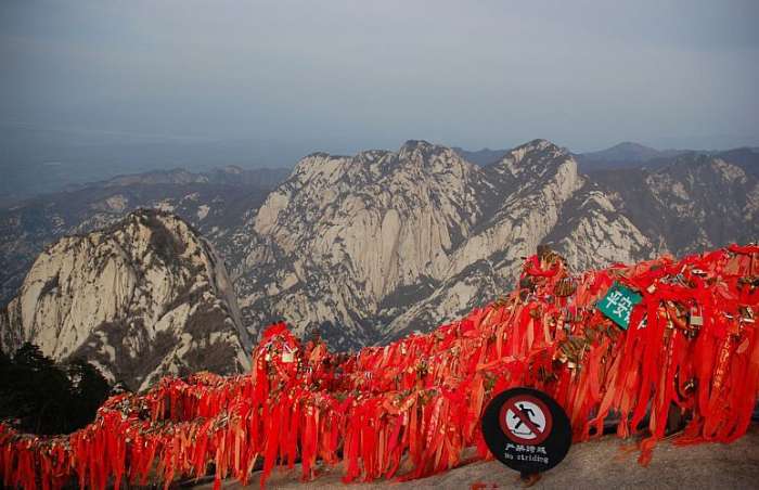 HUASHAN - Viajantes deixam cadeados e fitas no caminho para dar sorte