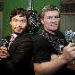 Manny Pacquiao e Ricky Hatton posam com dardos em promoção da luta