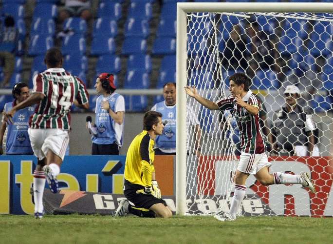 O goleiro Vitor, do Grêmio, lamenta o gol de Conca, o primeiro do Fluminense nos 2 a 0, no Rio