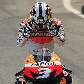 Dani Pedrosa ajeita capacete em treino da MotoGP na Espanha Dani Pedrosa ajeita capacete em treino da MotoGP na Espanha