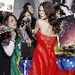 Ashley Greene posa com fãs na pré-estreia de Ashley Greene posa com fãs na pré-estreia de