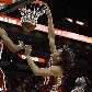 Varejão, dos Cavaliers, enterra a bola na vitória sobre o Heat Varejão, dos Cavaliers, enterra a bola na vitória sobre o Heat