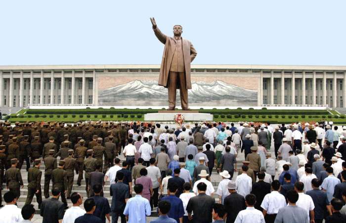 Norte coreanos comparecem à estátua do líder Kim Il-Sung em comemoração de seu 57º aniversário Norte coreanos comparecem à estátua do líder Kim Il-Sung em comemoração de seu 57º aniversário