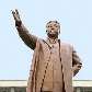 Norte coreanos comparecem à estátua do líder Kim Il-Sung em comemoração de seu 57º aniversário