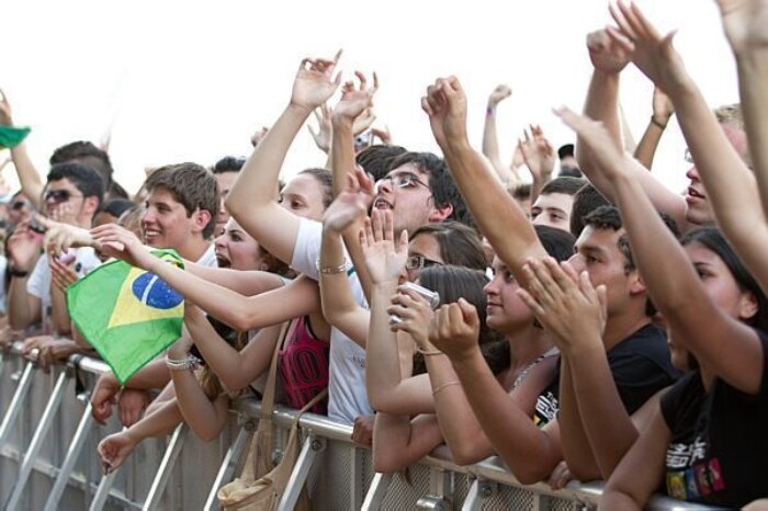Público curte o show de Emicida no SWU