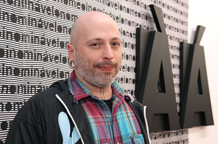 Simultâneo: abertura de exposições individuais e lançamento de livros