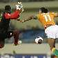 Drogba disputa jogada com o goleiro Diakite durante empata da Costa do Marfim com Burkina Faso Drogba disputa jogada com o goleiro Diakite durante empata da Costa do Marfim com Burkina Faso