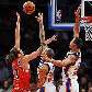 Noah, do Bulls, tenta a cesta contra a dupla marcação de Chandler (c) e Jefferies, do Knicks Noah, do Bulls, tenta a cesta contra a dupla marcação de Chandler (c) e Jefferies, do Knicks