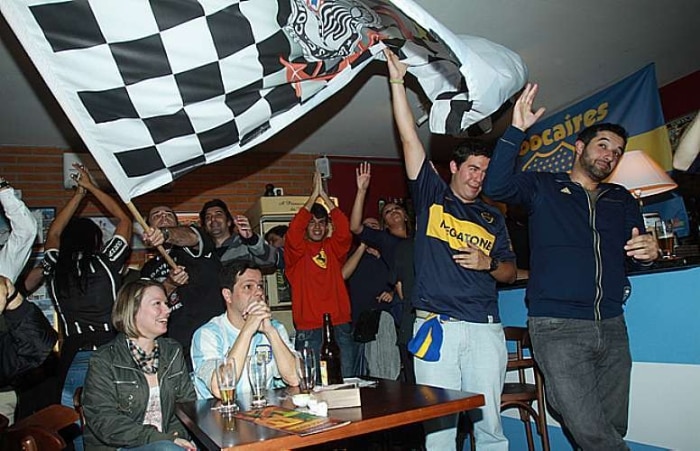 Final da Libertadores reúne argentinos e brasileiros em bar na Mooca