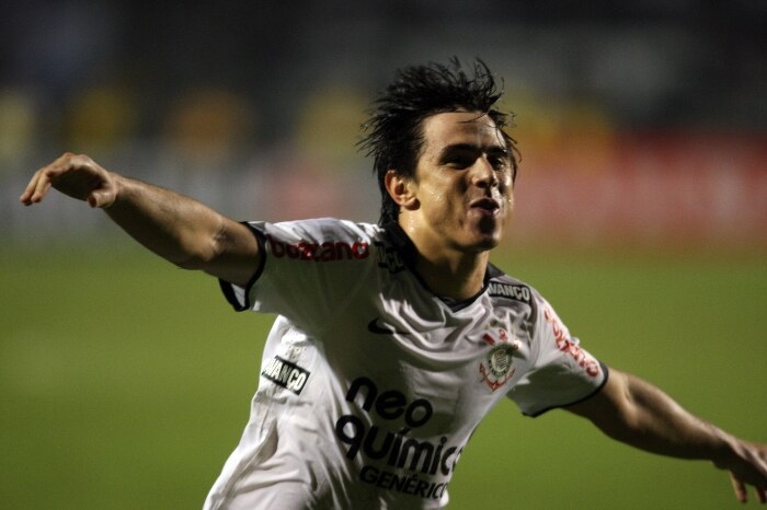 William faz gol da vitória do Corinthians sobre o Inter e garante a liderança do Brasileiro