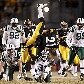 Mewelde Moore, do Pittsburgh Steelers, é bloqueado pela defesa do New York Jets em jogo da NFL