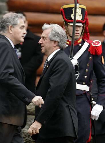 Tabare Vazquez, presidente Uruguaio, caminha para o encontro da Unasul