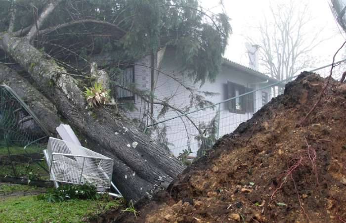 Apesar do trabalho para reconstrução da rede elétrica, não há previsão para restabelecimento da luz