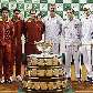 Jogadores da Espanha e da República Checa posam com a Copa Davis, antes da final do torneio de tênis Jogadores da Espanha e da República Checa posam com a Copa Davis, antes da final do torneio de tênis