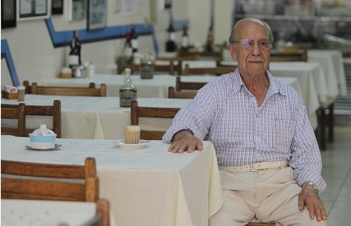 De garçom a dono de restaurante: seu Trasso chegou ao Brasil sem falar português