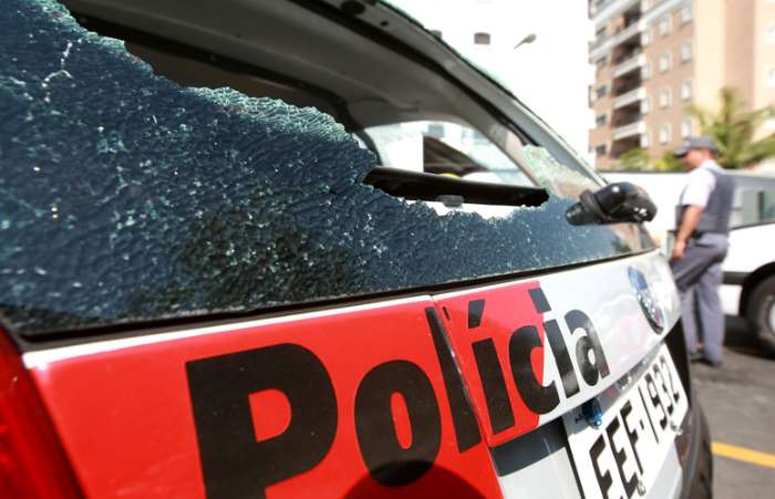 Policiais foram acionados para verificar um veículo que estava em atitude suspeita na via